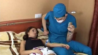 Хитрый доктор усыпил пациентку и изнасиловал ее на кровати