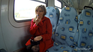 Голая шлюшка в колготках понравилась зрелому пассажиру в поезде