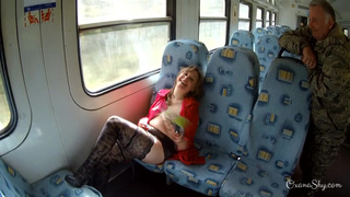 Голая шлюшка в колготках понравилась зрелому пассажиру в поезде