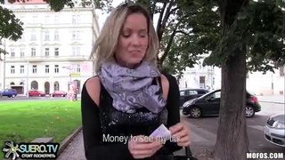 Блондинка разделась за деньги на улице