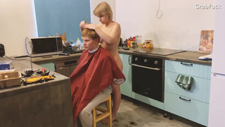 GrabFuck - парикмахер дома. Расплачивался спермой с ее тугой задницей. Кончил внутрь в жопу!