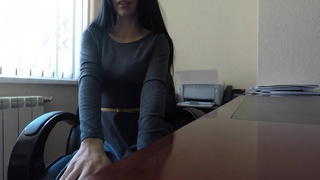 Начальница в платье мастурбирует пизденку в личном кабинете