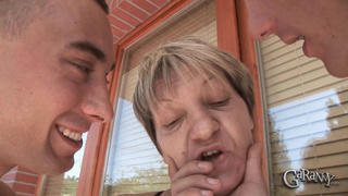 Пожилая бабушка ебется в рот и киску в разгар дикой оргии