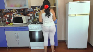 Зрелая толстая жена дала раком в попу русскому мужу на кухне на полу