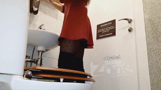 Сексуальная девченка писает в позе на четвереньках в туалете на скрытую камеру