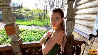 Русская девочка обожает делать отсос в публичном месте и позировать на камеру, обнажая свое молодое тело