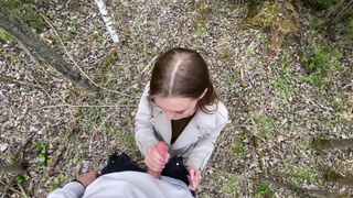 Студентка дрочит член своего бойфренда и делает минет в лесу
