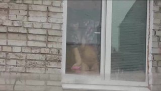 Сын извращенец подсматривает как голая мама моет окна