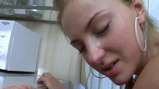Кончает спермой на лицо тощей русской студентки