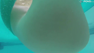 Худенькая азиатка скачет на члене парня возле бассейна