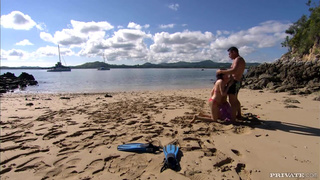 Секс втроем на пляже с двумя туристками и местным повесой