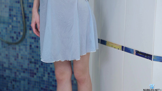18-летняя блондинка теребит киску в ванной комнате после душа