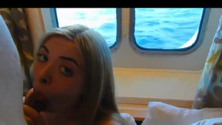 Молодая блондинка занимается сексом во время круиза по морю