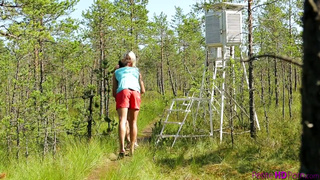 Мужчина пердолит любимую с маленькими дойками на прогулке