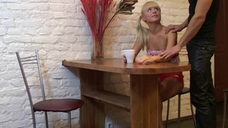 Русская блондинка с двумя хвостиками глотает сперму