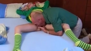 Видео: Батя разбудил невинную дочурку и занялся с ней сексом, подключив сыночка