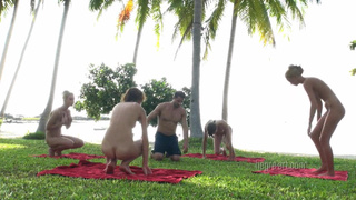 Порно гимнастки занимаются йогой на Бали на свежем воздухе