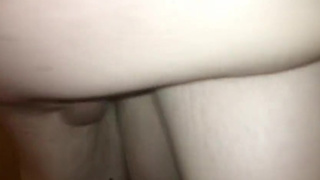 Домашний секс худой брюнетки с мускулистым приятелем в постели