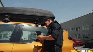 Полицейский трахает на капоте машины молодую хулиганку