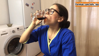 Русская мамочка в очках выпила вина для храбрости и потрахалась с сыном