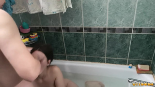 Сосалка из Саранска грубо обсасывает в ванной