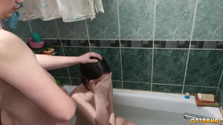 Сосалка из Саранска грубо обсасывает в ванной