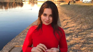 20-ти летняя русская студентка старательно сосет парню хуй с заглотом