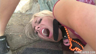 Связанная блондинка сквиртует от дрочки в жестком БДСМ порно