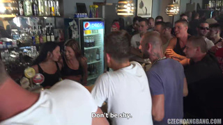 Две барменши ебутся с толпой мужиков за деньги в кафе