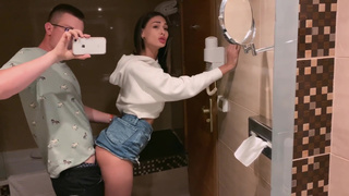 Любительский секс снятый на телефон с горячей русской студенткой в туалете
