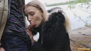 Анастасия Романовна мастурбирует болт паренька ртом и долбится возле речки
