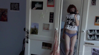 Девушка мастурбирует, снимая перед зеркалом себя на камеру