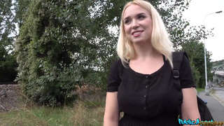 Русская студентка взяла у чешского пикапера деньги и отдалась на порку
