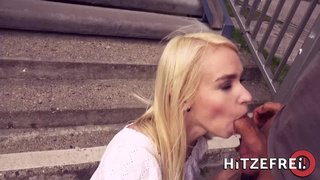 Русская блондинка ищет ёбарей через приложение и трахается на улице